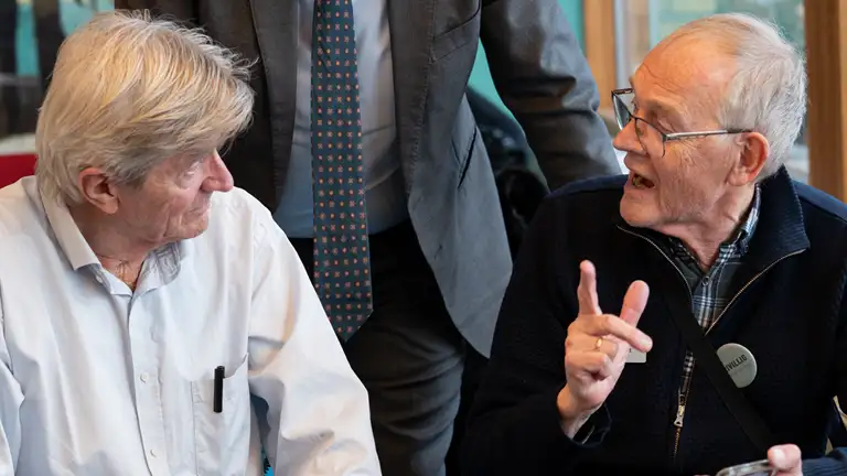 Bankudspil - temaside - billede - to ældre mænd og ministeren 